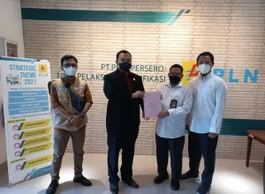 Penandatanganan Surat Perjanjian antara PT PLN PERSERO dengan ORSI tentang Pengadaan Sertifikasi Internasional di Kantor Unit Pelaksana Sertifikasi PT PLN PERSERO